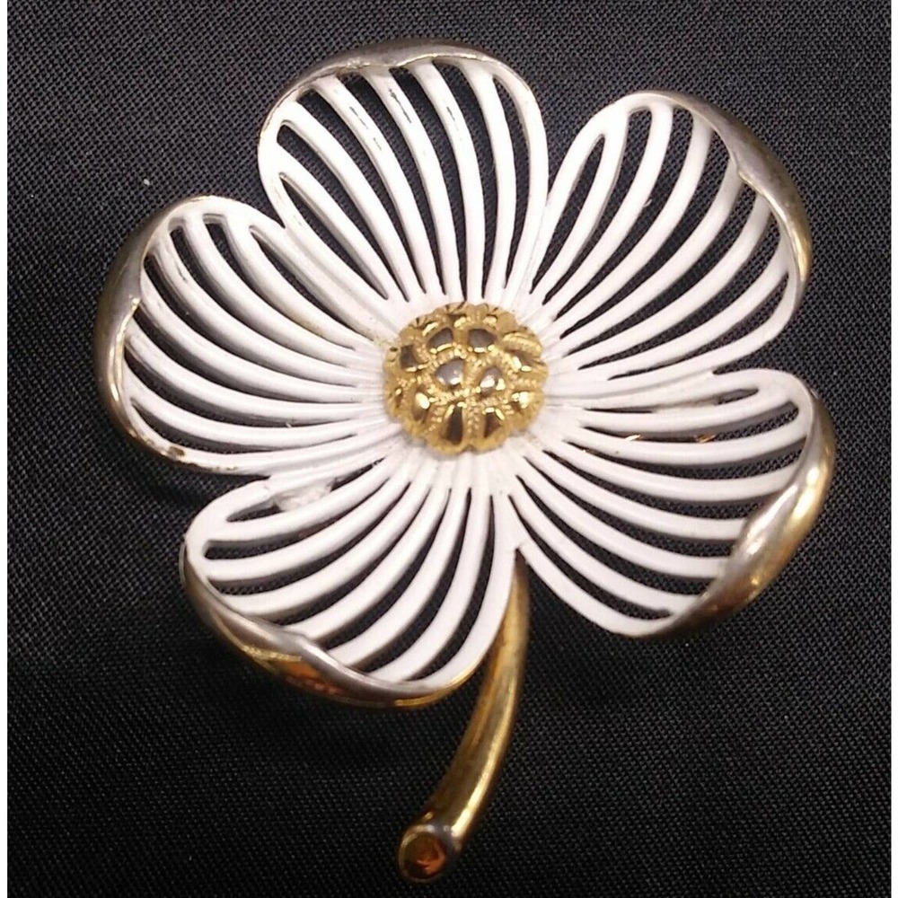Vintage Singed Monet Enamel White Flower 2" Brooch Pin In Excellent Condition.